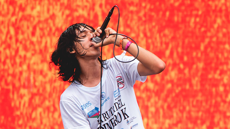 Lollapalooza: Juan López, el artista que sorprendió con una remera sobre la "ruta del dinero K"