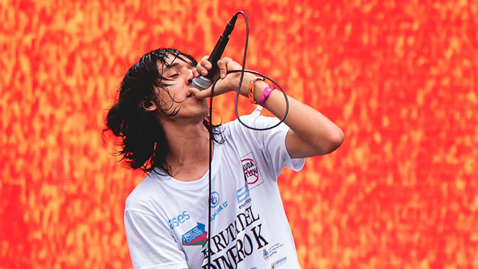 Lollapalooza: Juan López, el artista que sorprendió con una remera sobre la "ruta del dinero K"