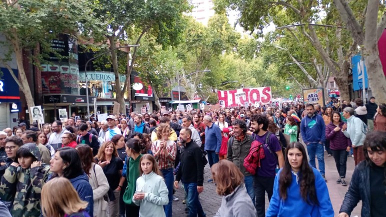 Gran convocatoria: miles de mendocinos marcharon en el Día de la Memoria, Verdad y Justicia