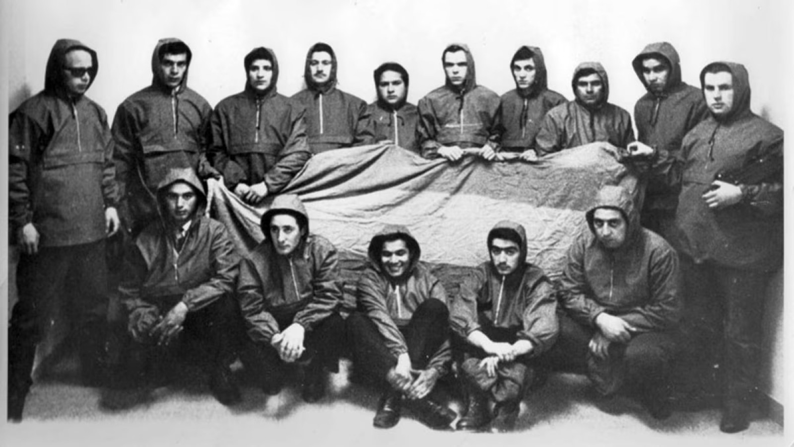 Siete banderas, siete destinos: la historia de un grupo de jóvenes que secuestró un avión y aterrizó en Malvinas