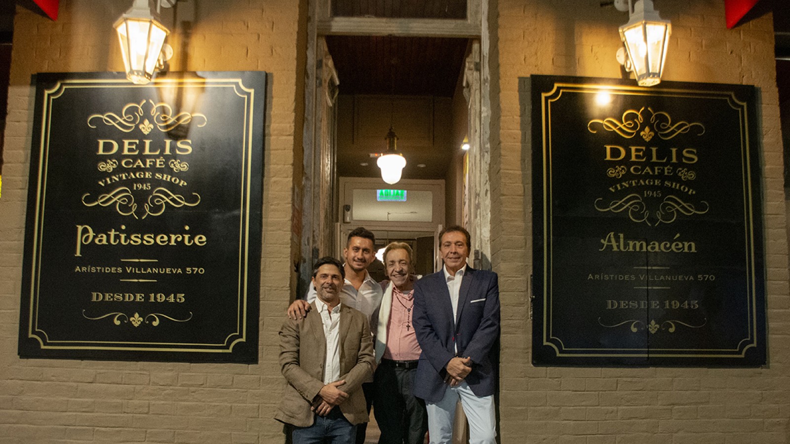 Delis Café Vintage Shop abrió sus puertas: café, la pastelería y los objetos antiguos