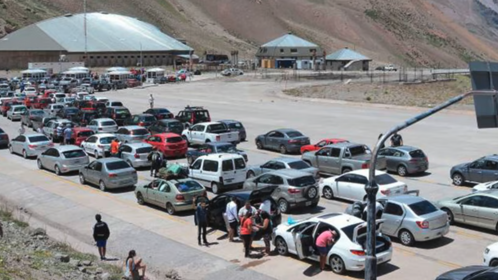 Aduaneros endurecen medidas y complican el inicio de Semana Santa en la frontera con Chile