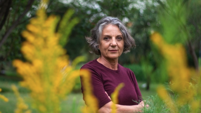 Sandra Díaz, la mujer que enfrenta al negacionismo climático con flores, datos y coraje