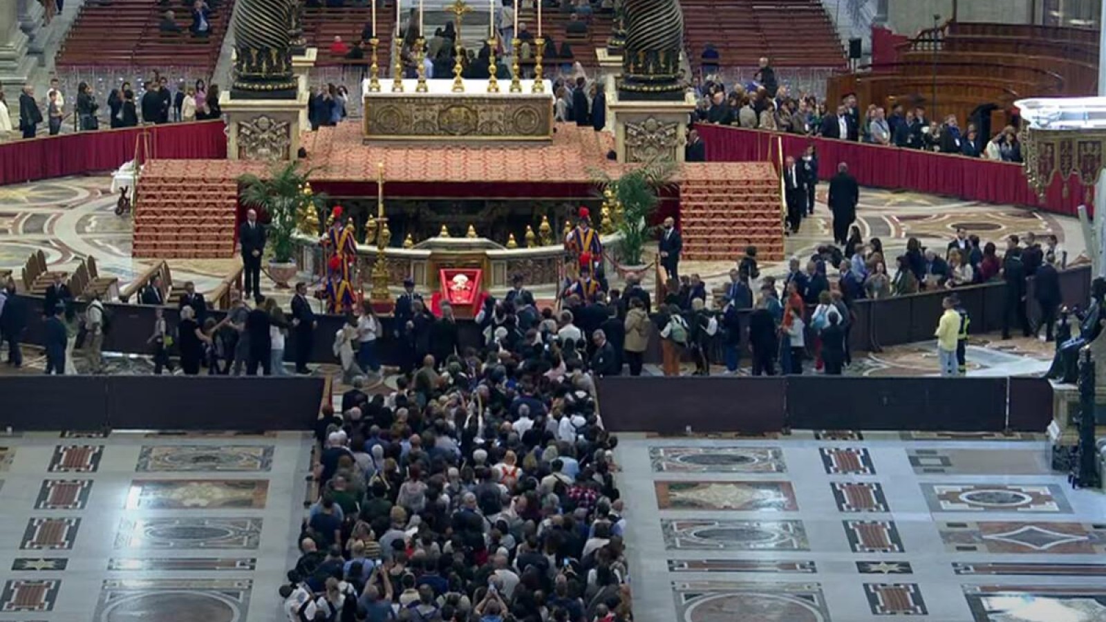 Miles de fieles despiden al Papa Francisco en el tercer y último día de velatorio