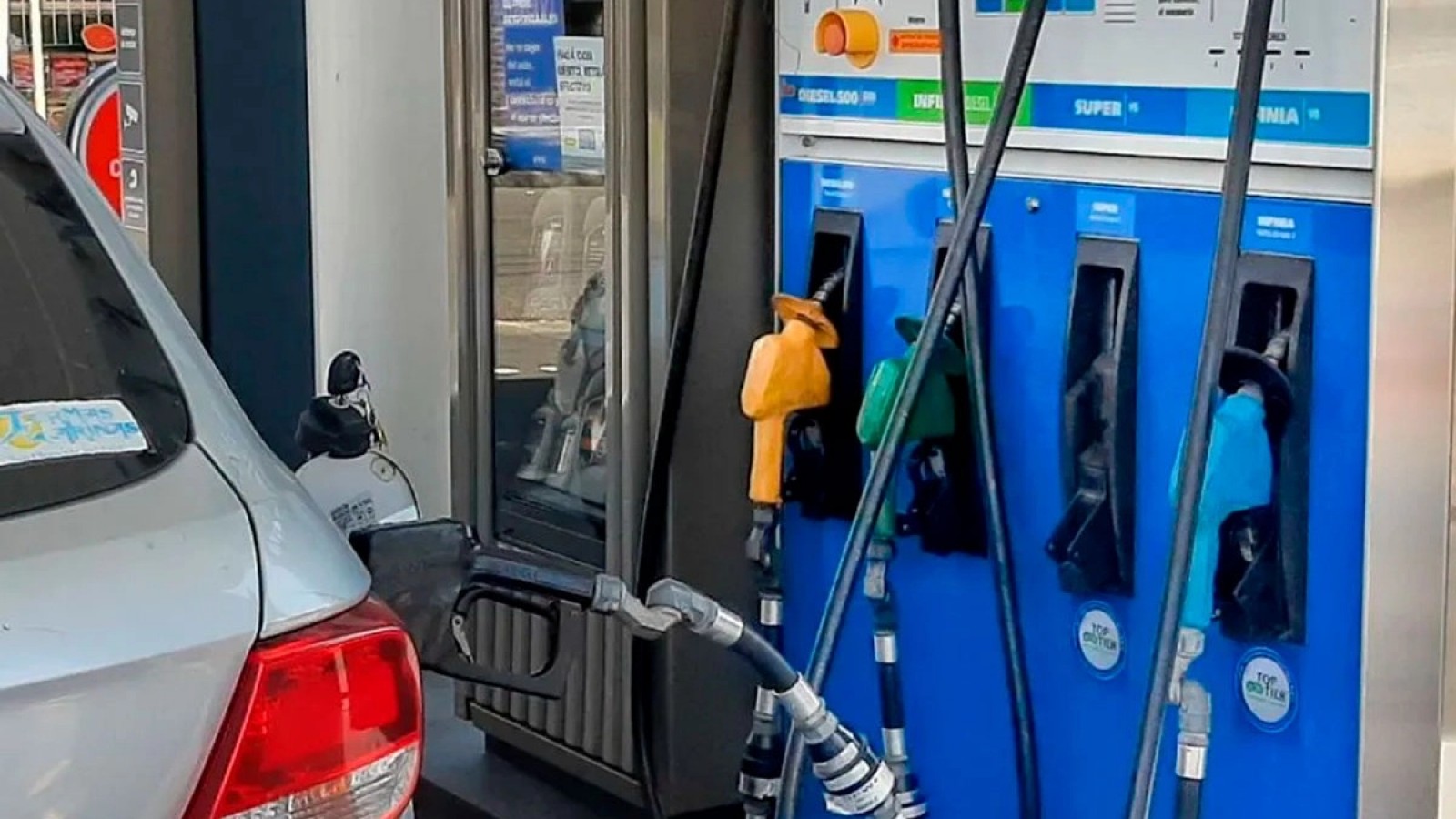 YPF anunció que bajará un 4% los combustibles a partir del 1 de mayo