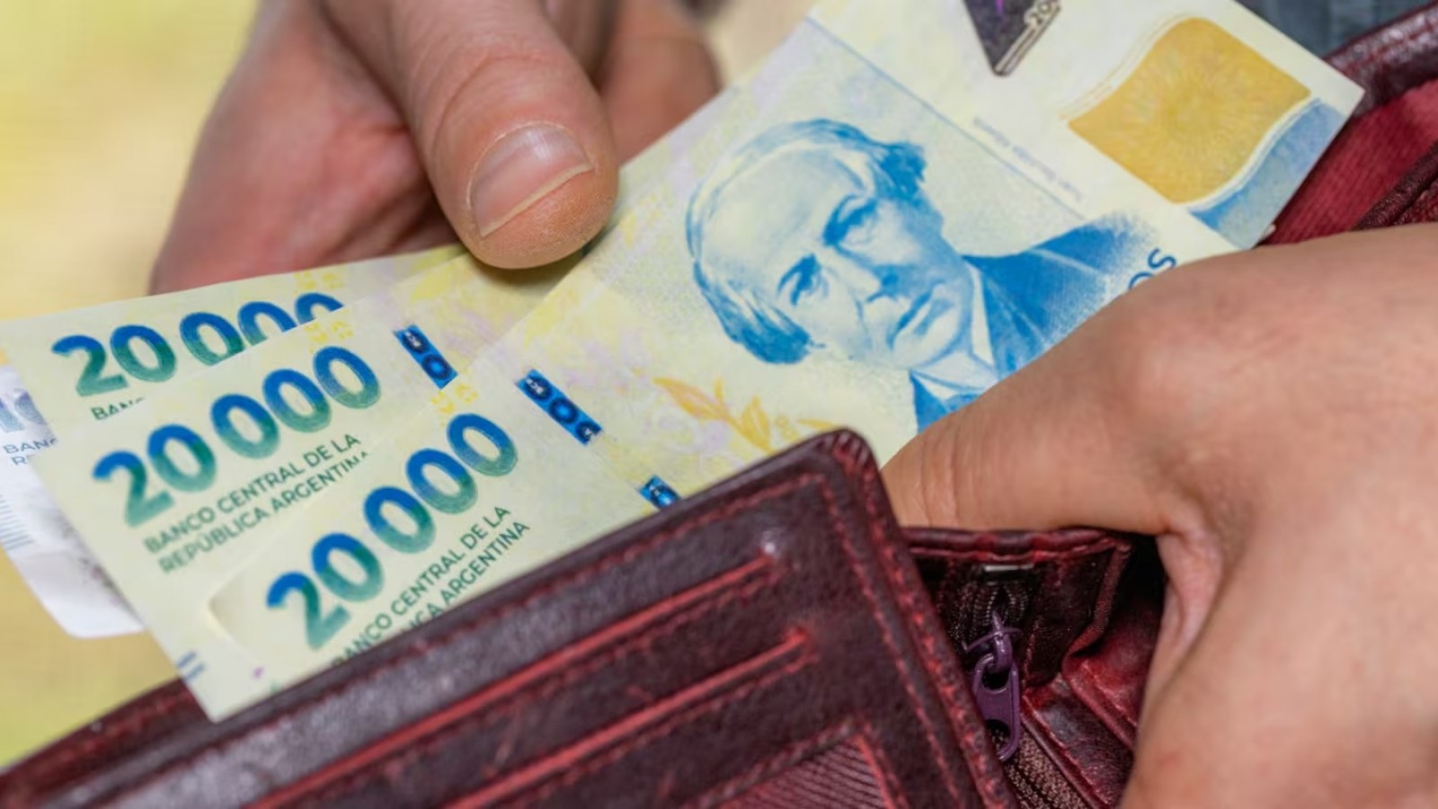 El gobierno de Milei fijó el salario mínimo por decreto con un aumento aproximado de $12.000