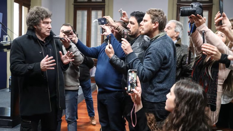 Javier Milei denunció penalmente a tres periodistas por supuestas injurias a su persona