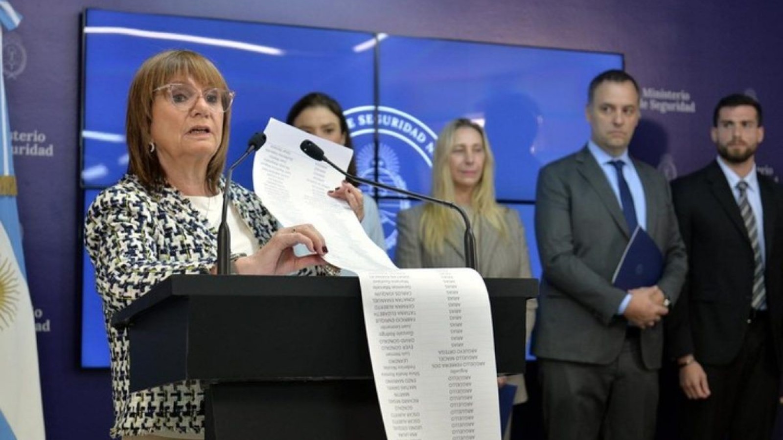 La insólita manera que Bullrich mostró la lista de "supuestos hinchas" que no podrán ingresar a EE.UU.