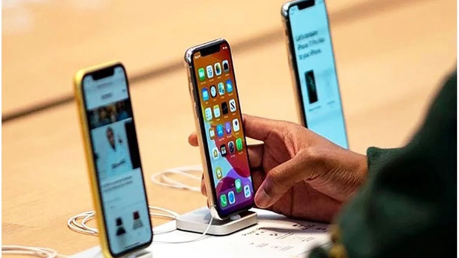 El gobierno de Javier Milei eliminará aranceles a celulares importados