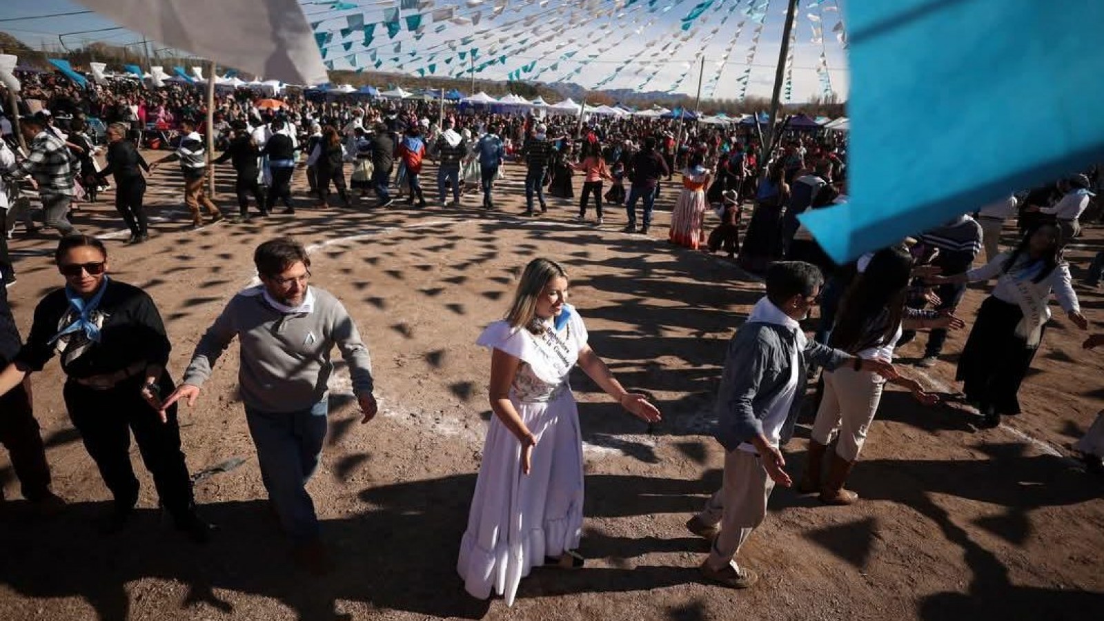 25 de Mayo: Velada de Gala, actos oficiales y el Pericón más grande del mundo