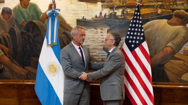 Milei anunció una preocupante reforma en el sistema de salud y ratificó la salida de OMS