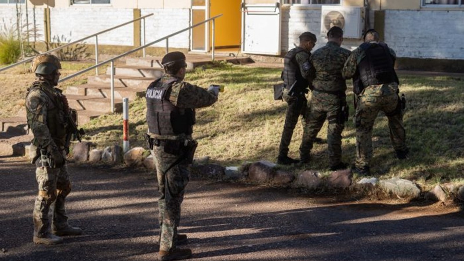 Media sanción para el uso de pistolas Taser y un simulacro para comprobar su uso