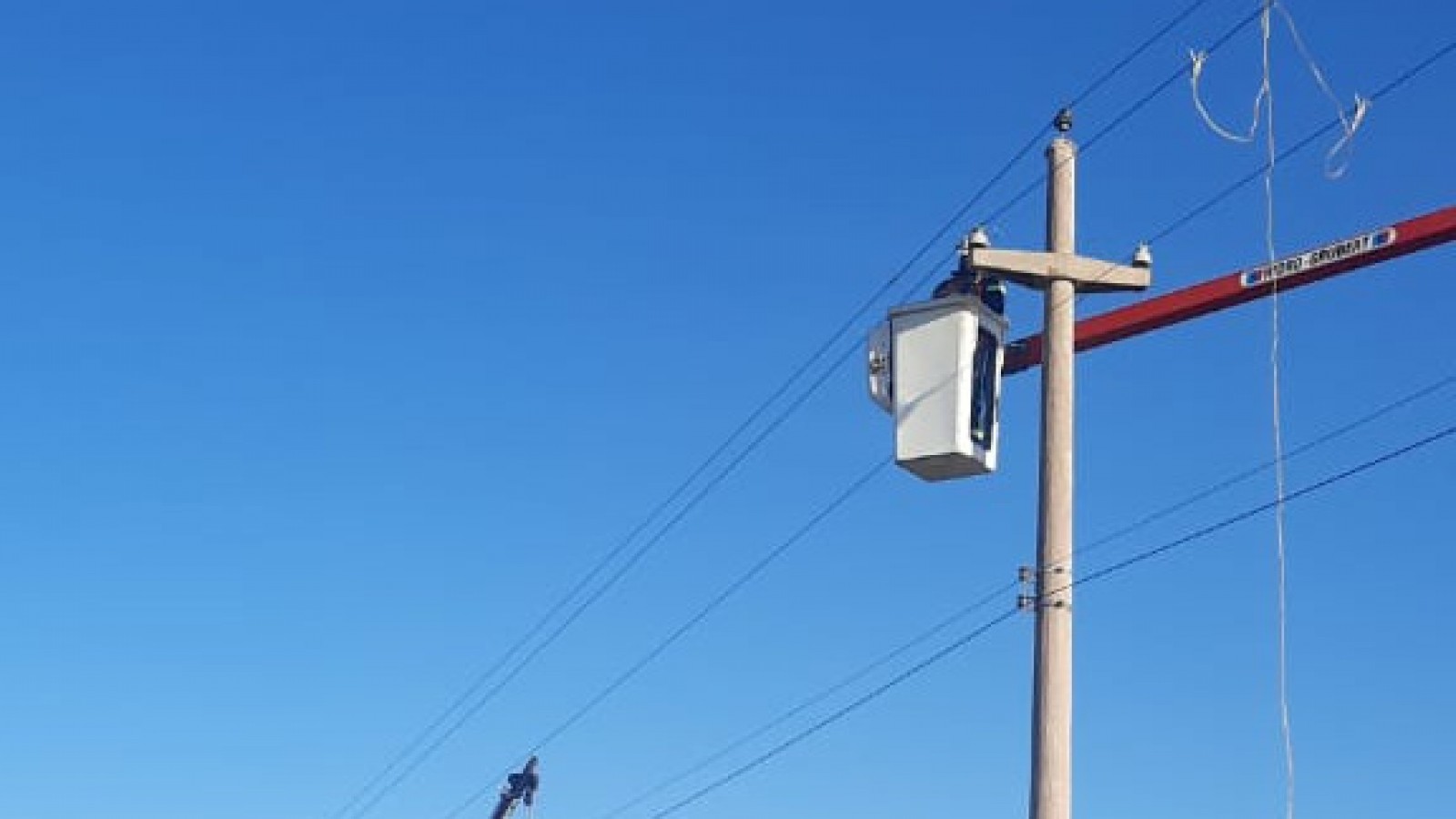 Más luz y mejor calidad de vida: finalizó la obra de electrificación en Los Otoyanes, Philipps