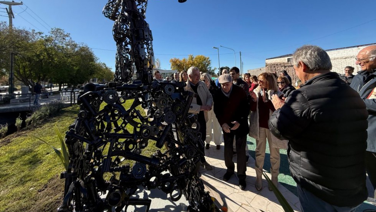 Una escultura histórica engalana el Paseo Rawson gracias a la donación de la firma Tassaroli