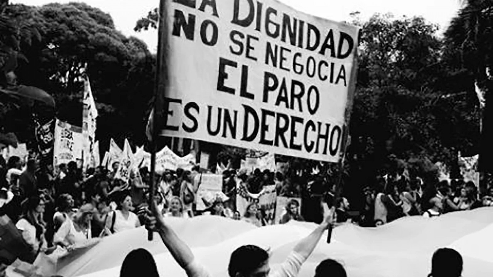 Revés para Milei: la justicia suspendió el DNU que limita el derecho a la huelga