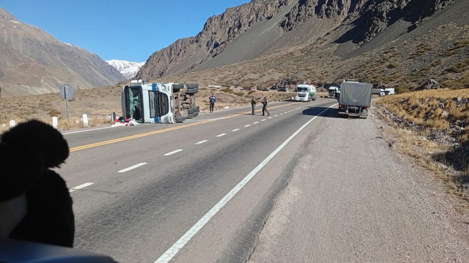 Accidente en Ruta 7: un camión brasilero volcó sobre su carril