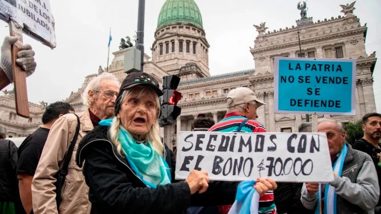 El presidente Javier Milei confirmó que vetará el aumento a jubilados y la moratoria previsional