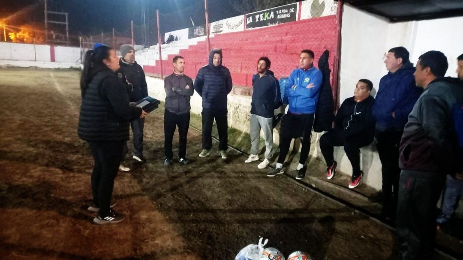 Fortalecen el deporte barrial con entrega de reflectores LED y materiales a clubes locales
