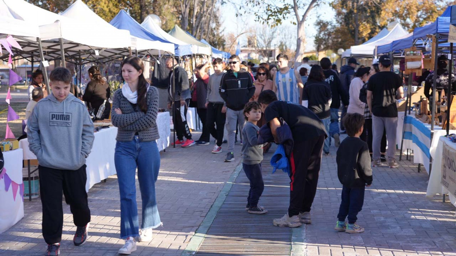 Una fiesta de creatividad y tradición en La Colonia: éxito rotundo de la Gran Feria de Artesanos