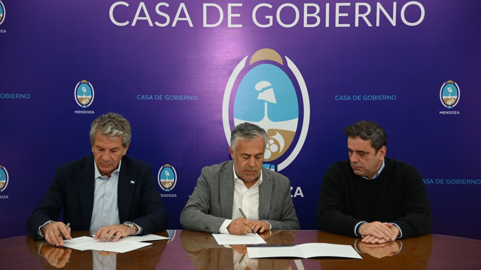 Alfredo Cornejo incentiva a los mendocinos para que saquen los "dólares del colchón"