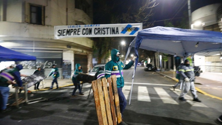 Cientos de militantes vuelven a la casa de Cristina Kirchner a pesar del sorpresivo desalojo