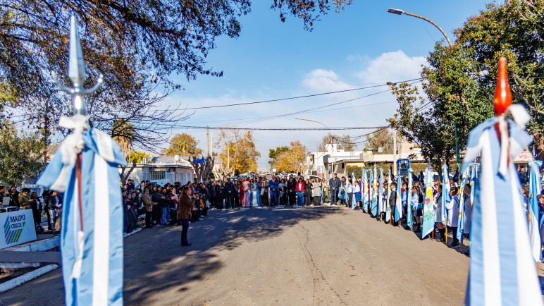 Fray Luis Beltrán celebró su 115° aniversario con una bandera hecha por las infancias