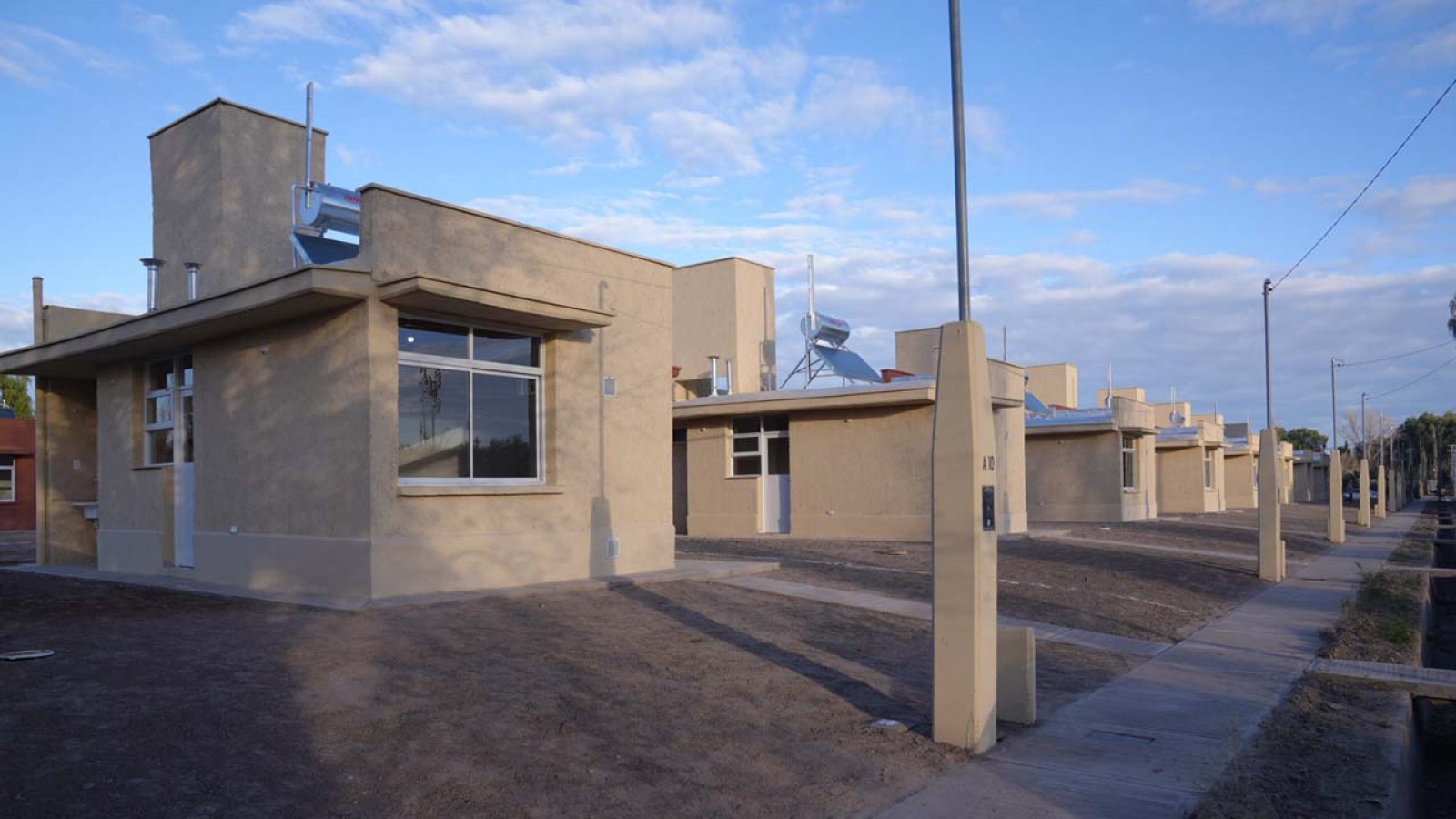 29 nuevas familias recibieron su vivienda en el Barrio Juan Vanella