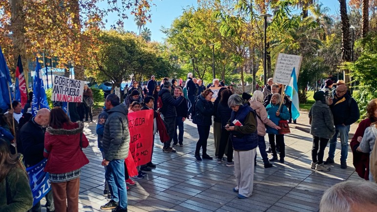 Agrupaciones sociales y sindicales de Mendoza ya se congregan en Plaza San Martín