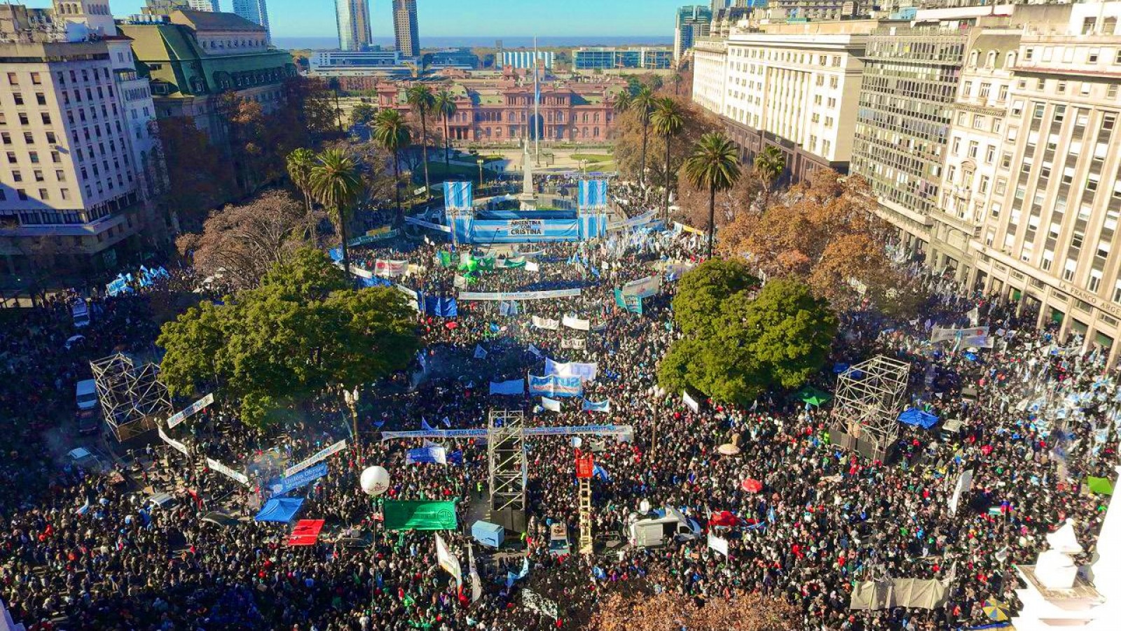 "Los pueblos finalmente siempre vuelven" le dijo Cristina a una Plaza de Mayo repleta