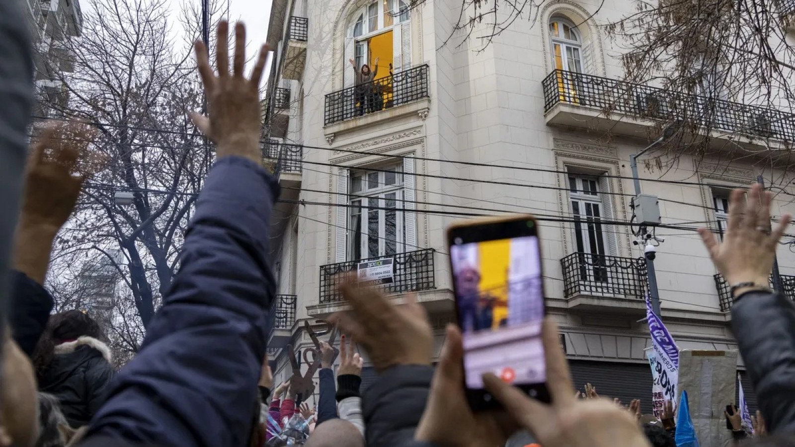 Cristina Kirchner podrá salir al balcón pero con tobillera electrónica