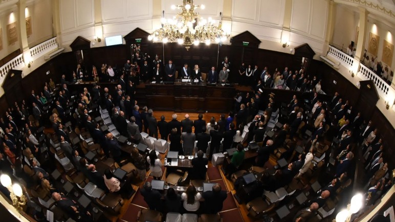 Mendoza sanciona dos leyes para que funcionarios den respuestas a demandas ciudadanas