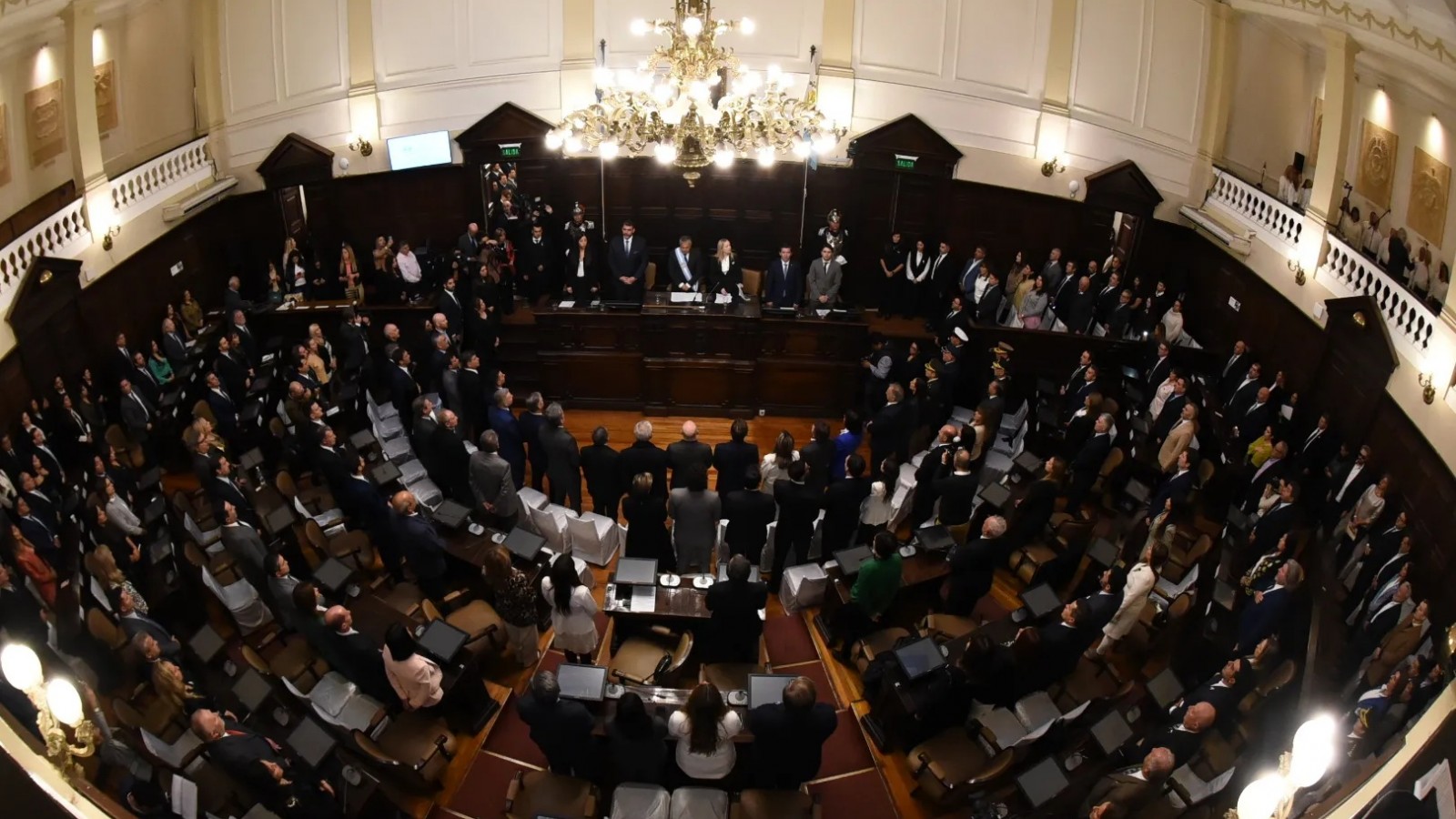 Mendoza sanciona dos leyes para que funcionarios den respuestas a demandas ciudadanas