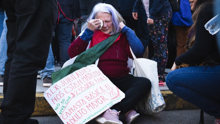 "No solo sufren, se mueren así": piden la emergencia alimentaria y sanitaria para jubilados
