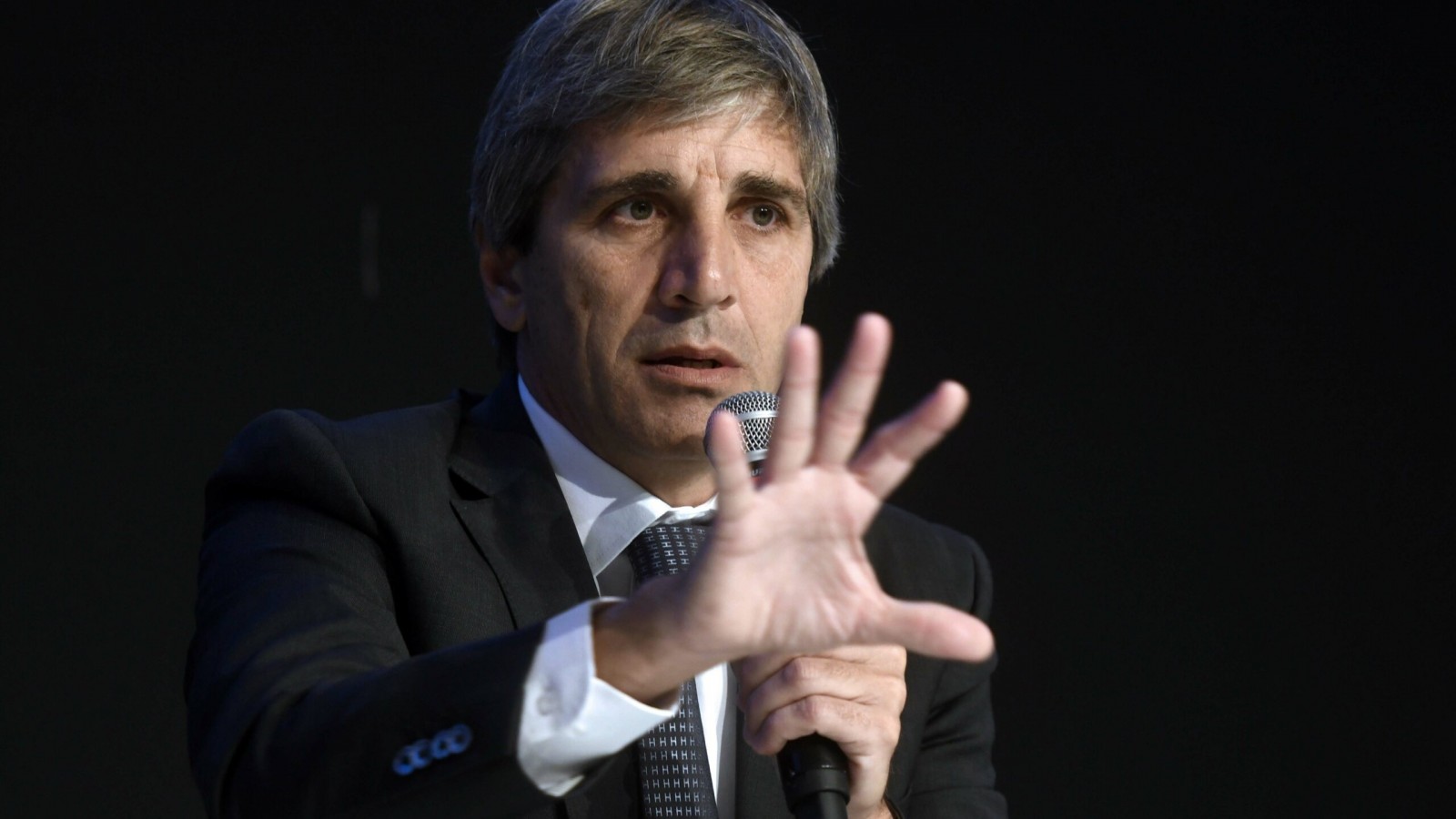 El ministro de economía Luis Caputo culpó a los bancos por la suba del dólar