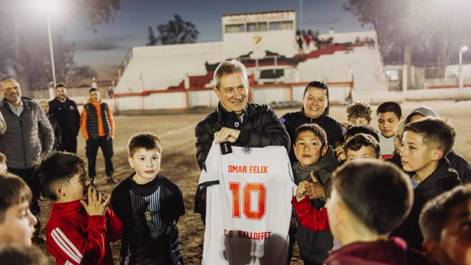 Omar Félix visitó el Club Balloffet y entregó luminarias LED y material deportivo