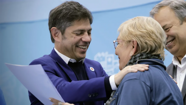 Kicillof desafía a Milei en Almirante Brown: escrituras como bandera y un mensaje para la motosierra