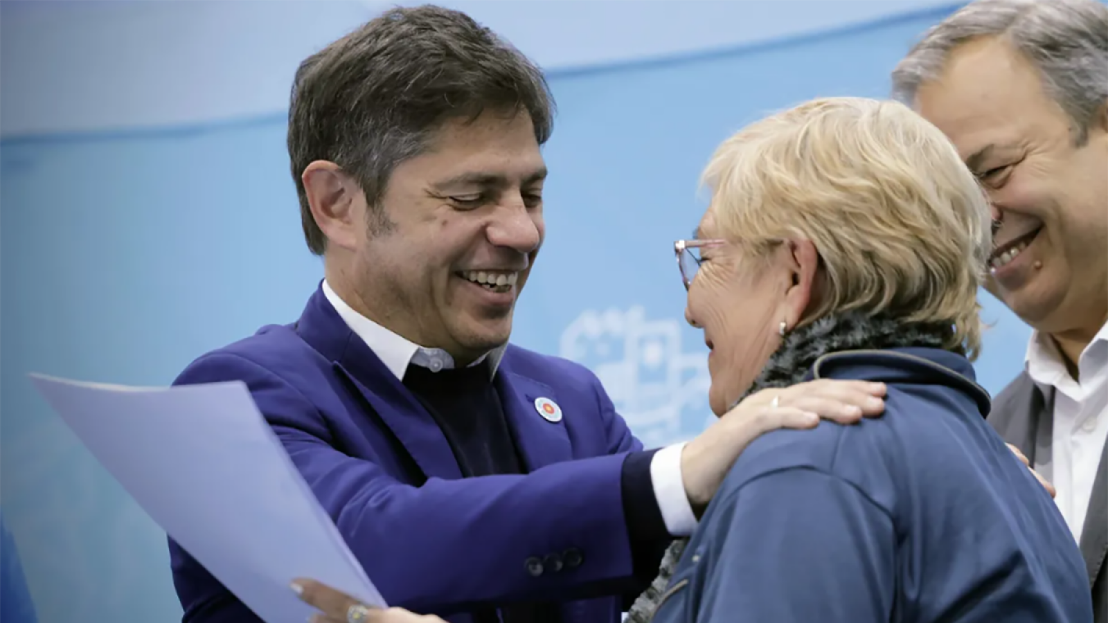 Kicillof desafía a Milei en Almirante Brown: escrituras como bandera y un mensaje para la motosierra