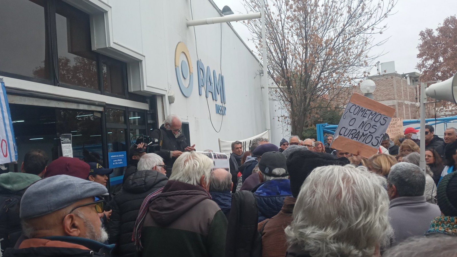 Las y los jubilados de Mendoza llevaron sus reclamos a la sede del PAMI