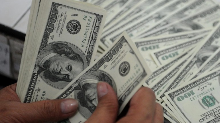 El dólar oficial alcanzó los $1380 y analizan usar los USD 1.200 millones que giró el BID