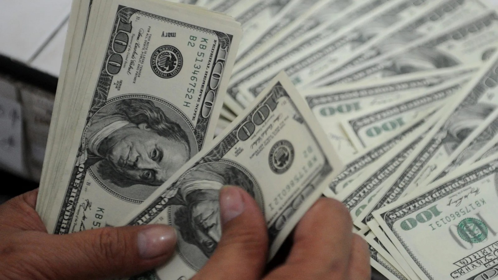 El dólar oficial alcanzó los $1380 y analizan usar los USD 1.200 millones que giró el BID