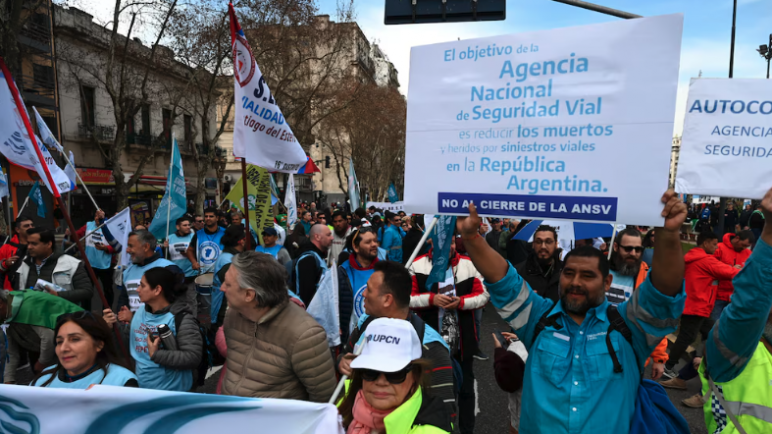 Marcha masiva en el Congreso contra el veto de Milei a la ley jubilatoria