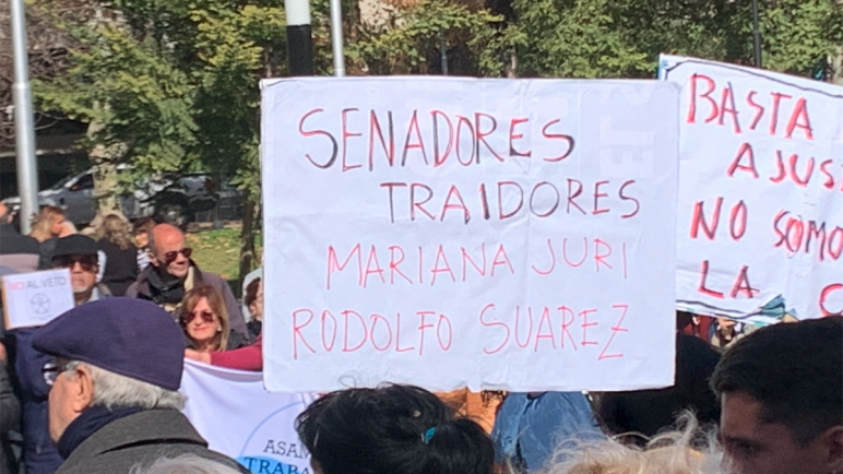 Más masiva y con nuevos sectores, la marcha 76 de jubilados en Mendoza apuntó contra el veto de Milei