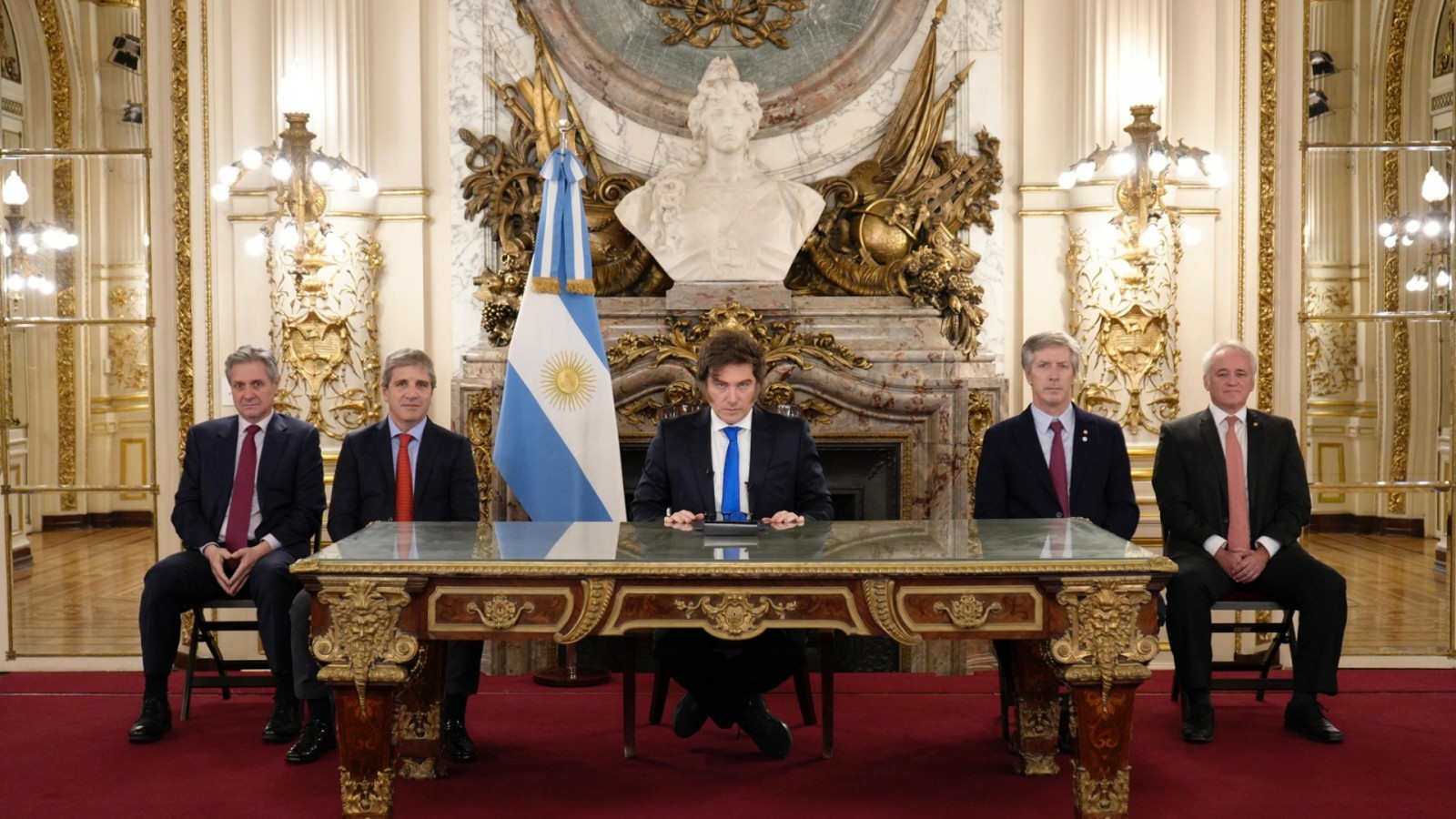 Milei anunció proyectos para defender el superávit fiscal y penalizar legisladores