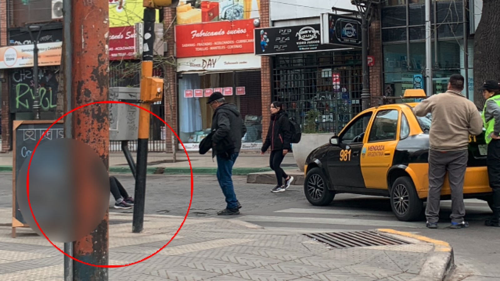 Accidente en Centro mendocino: taxi rozó a una mujer que cayó al piso