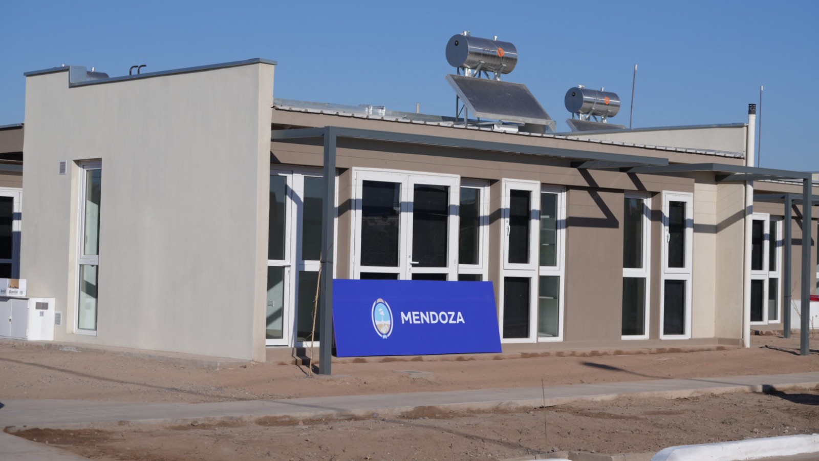 Junín entregó 16 viviendas bioclimáticas en el barrio Aguaribay