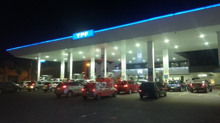 Por las subas en las naftas YPF duplica los descuentos en las cargas de noche