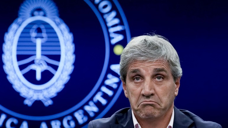 La Justicia le exige a Luis Caputo informar sobre la deuda que contrajo con el FMI