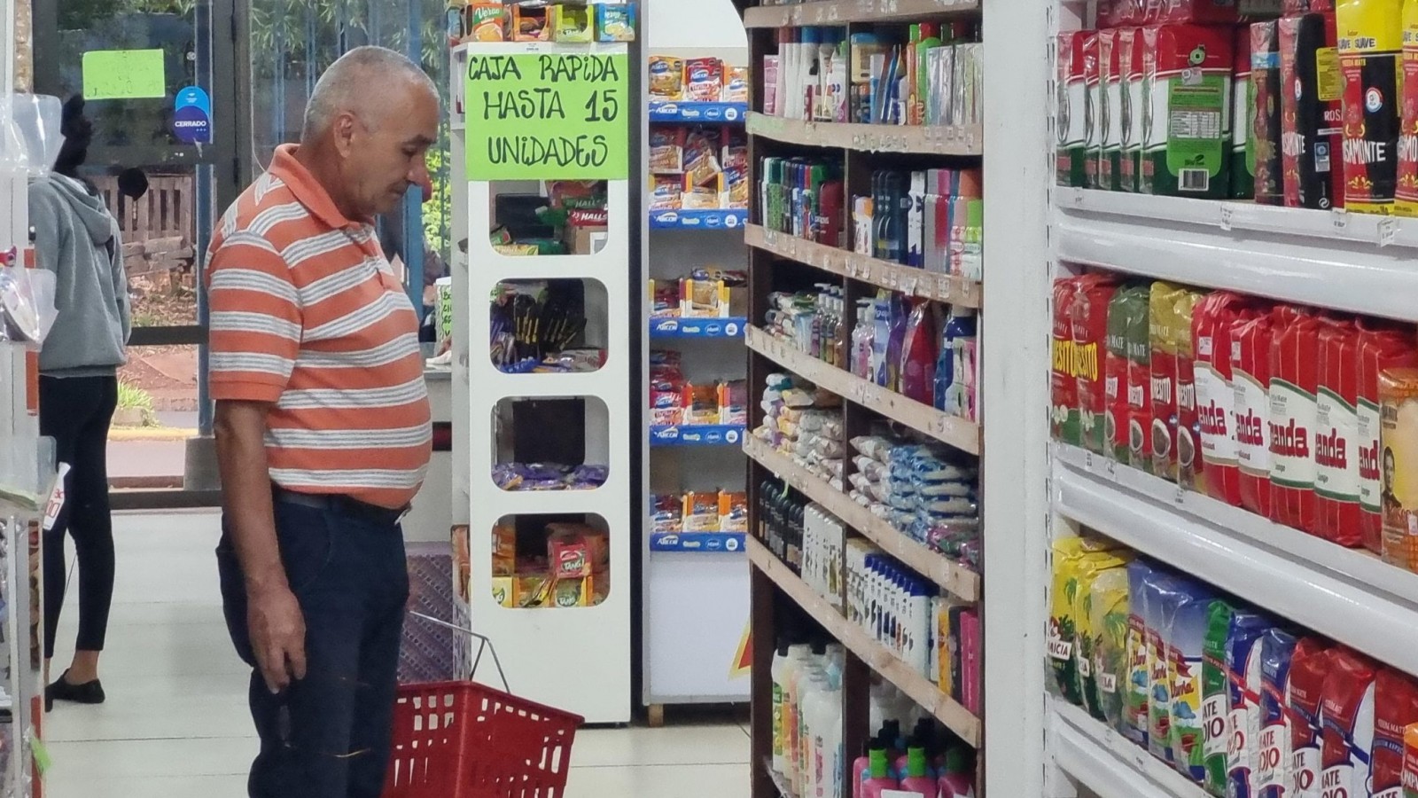 Por las bajas en las ventas y en el poder adquisitivo cae la confianza del consumidor