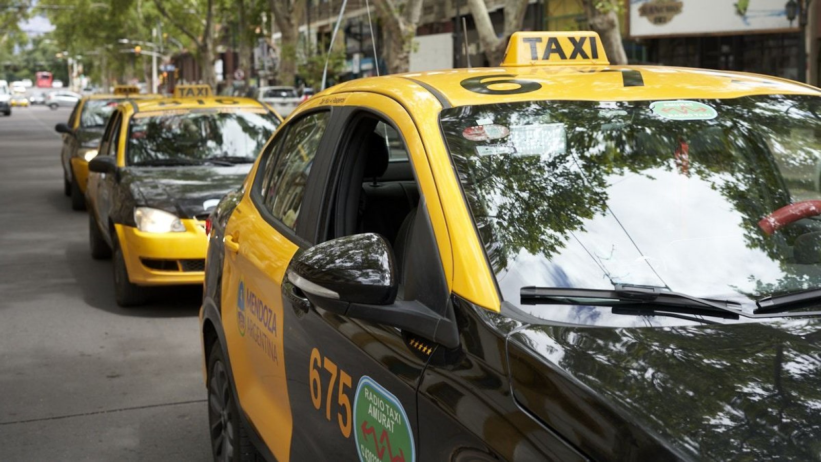 Taxistas de Mendoza marchan hacia Casa de Gobierno en reclamo de igualdad ante plataformas digitales