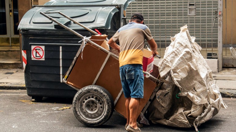 Según el INDEC la pobreza bajó al 31,6% en el primer semestre de 2025